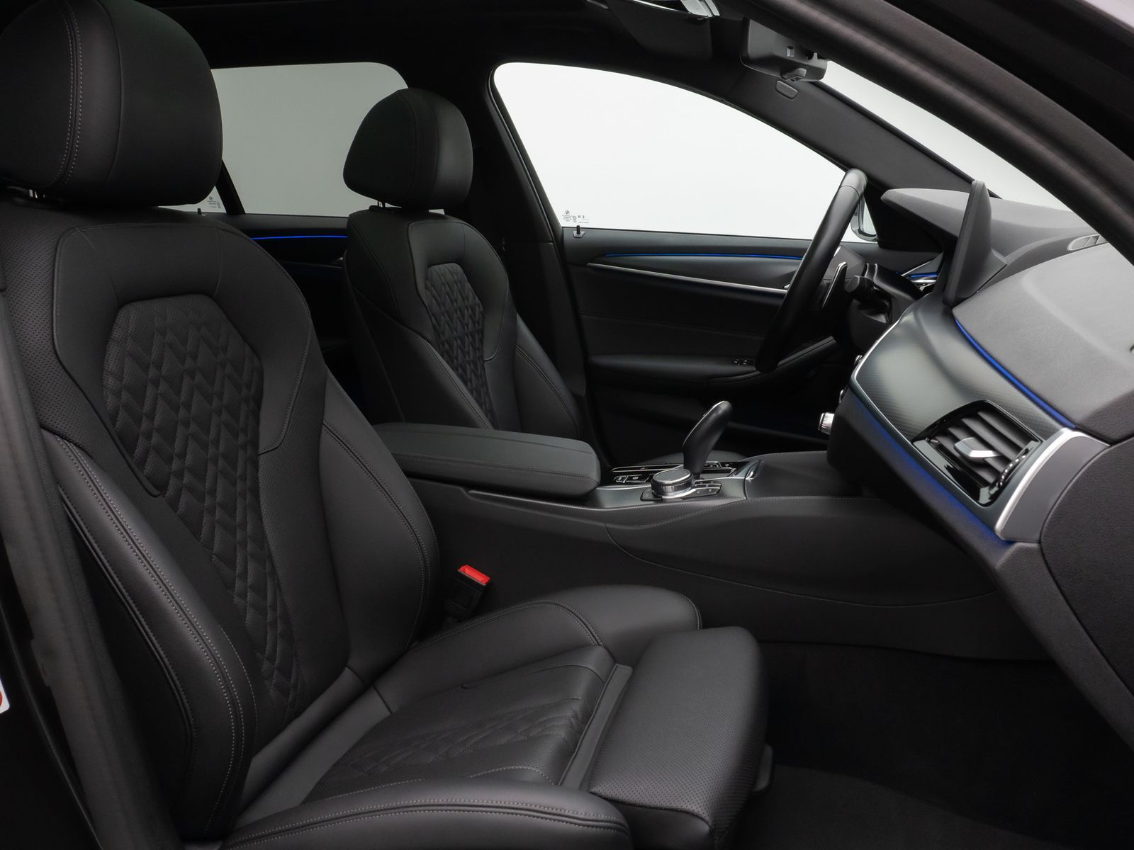 Fahrzeugabbildung BMW 520d xD M Sport Panorama Kamera DAB AHK Alarm
