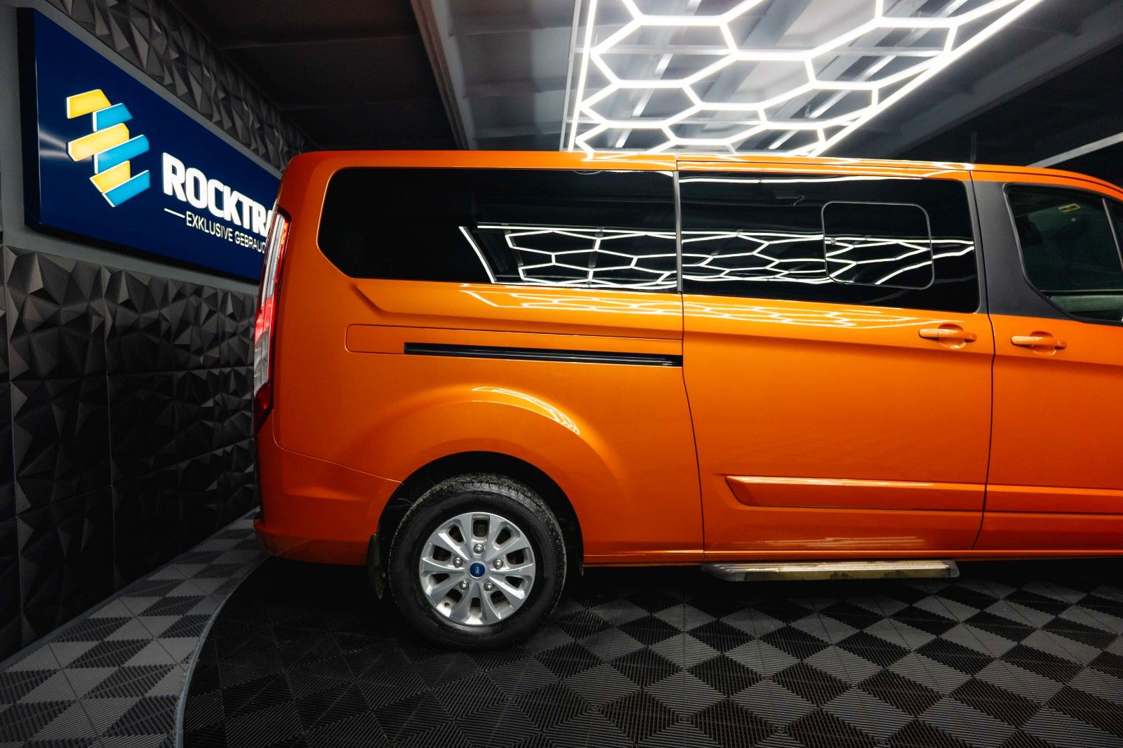 Fahrzeugabbildung Ford Tourneo Custom Kombi 320 L2 Trend Lang 9 Sitze