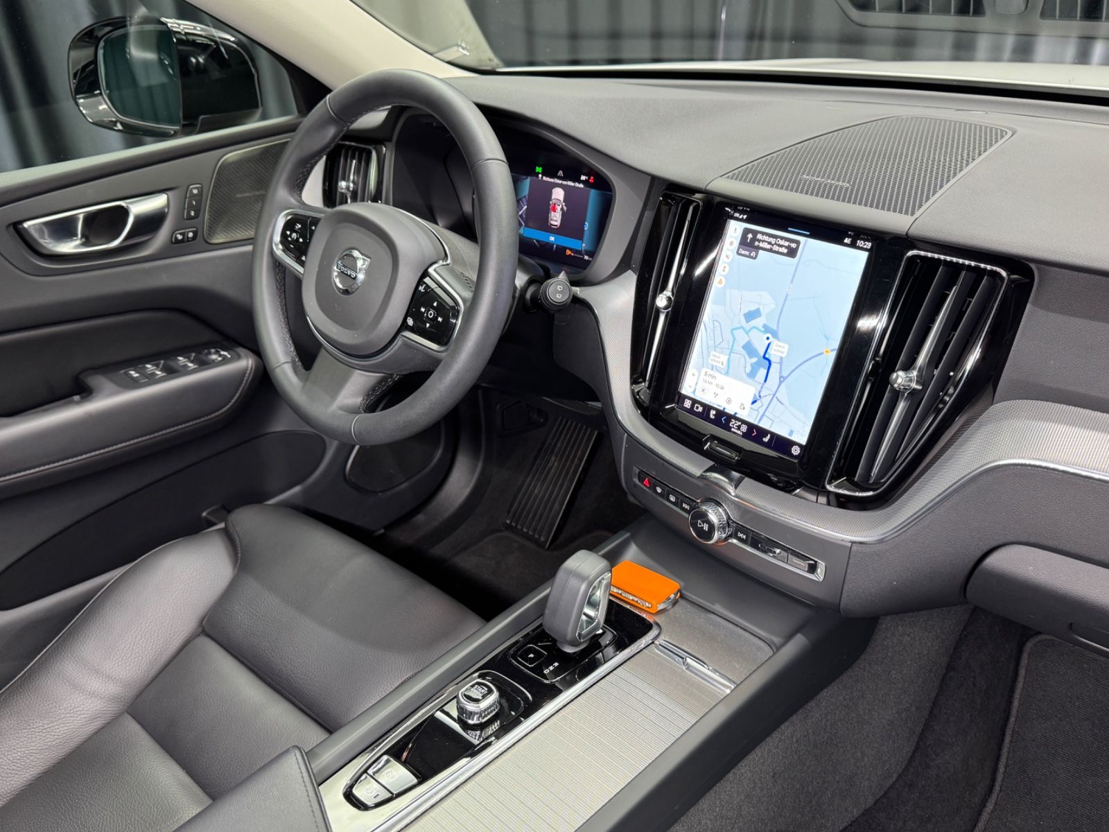 Fahrzeugabbildung Volvo XC 60 Plus Dark AWD |H/K|STDHZ|LED