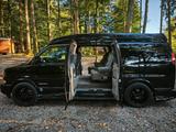 GMC Savana  komplett schwarz - GMC Savana mit Benzin-Antrieb: Automatik