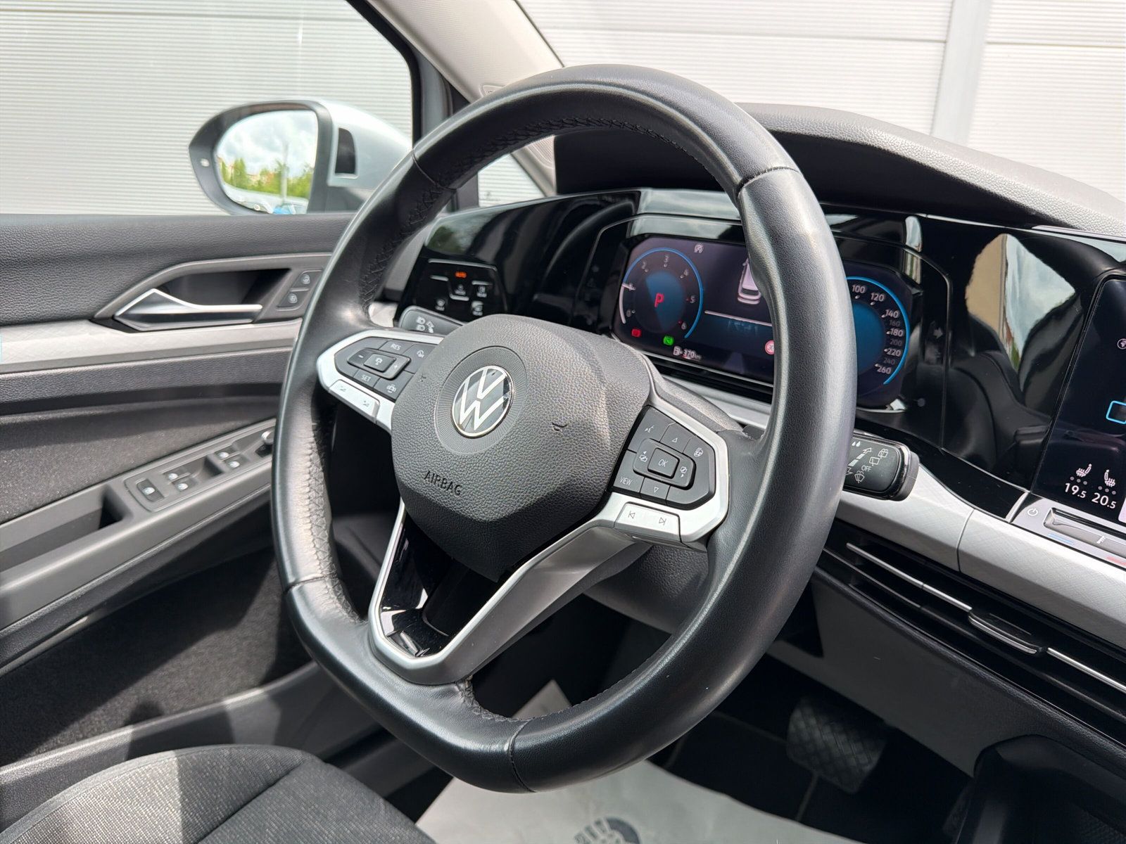 Fahrzeugabbildung Volkswagen Golf VIII Variant 2.0 TDI DSG Life LED NAVI SHZ