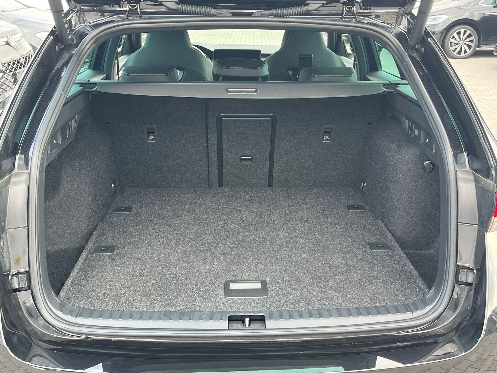 Fahrzeugabbildung SKODA Octavia 2.0 DSG Sportline MATRIX*AHK*CANTON*5J.G