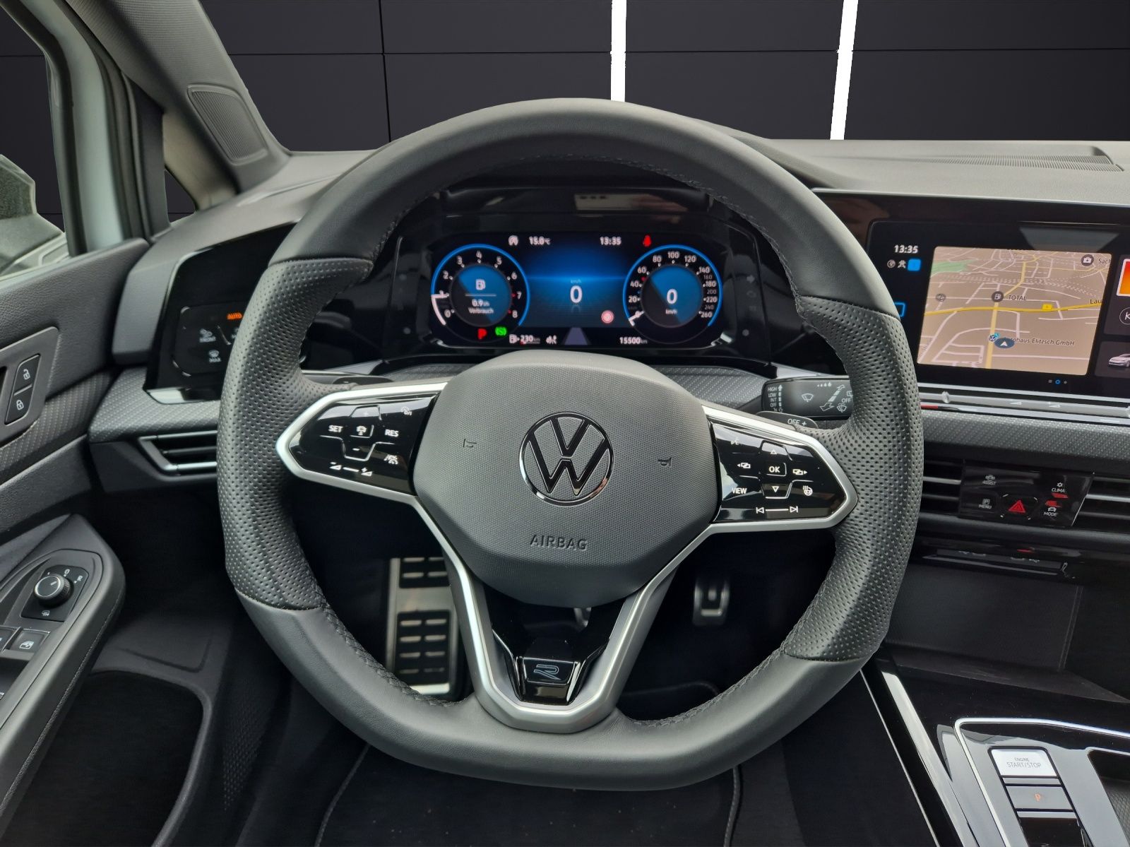 Fahrzeugabbildung Volkswagen Golf VIII R-Line eTSI DSG LED ACC RFK SH RearVie