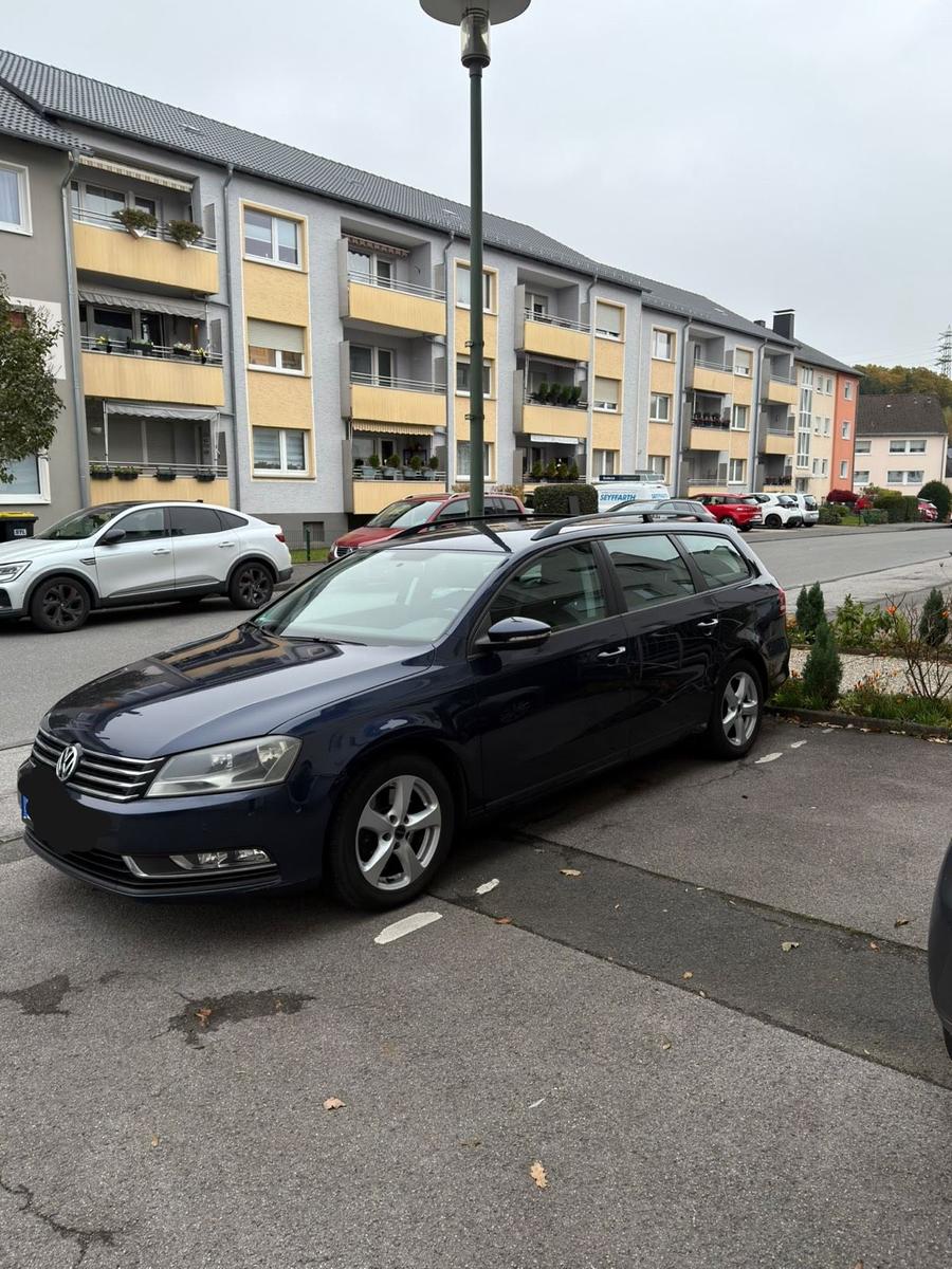 Volkswagen Passat 2011 — rear view