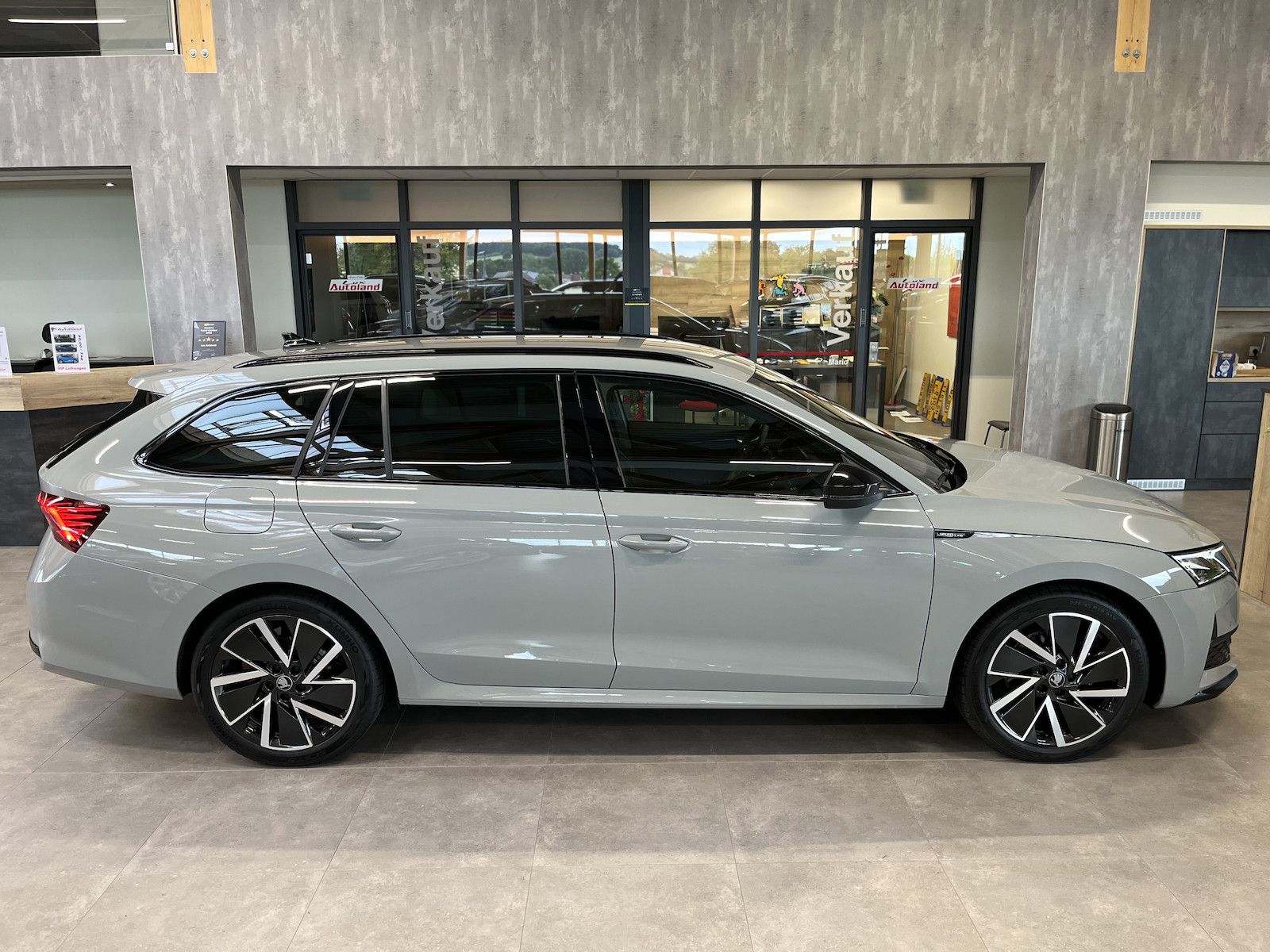 Skoda Octavia Combi 2.0 TDI Sportline AHK 5JG ACC Side imagem 2