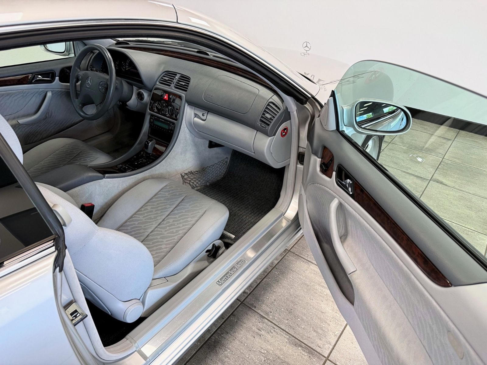 Fahrzeugabbildung Mercedes-Benz CLK 320 Elegance V6 Tempomat MB-Service