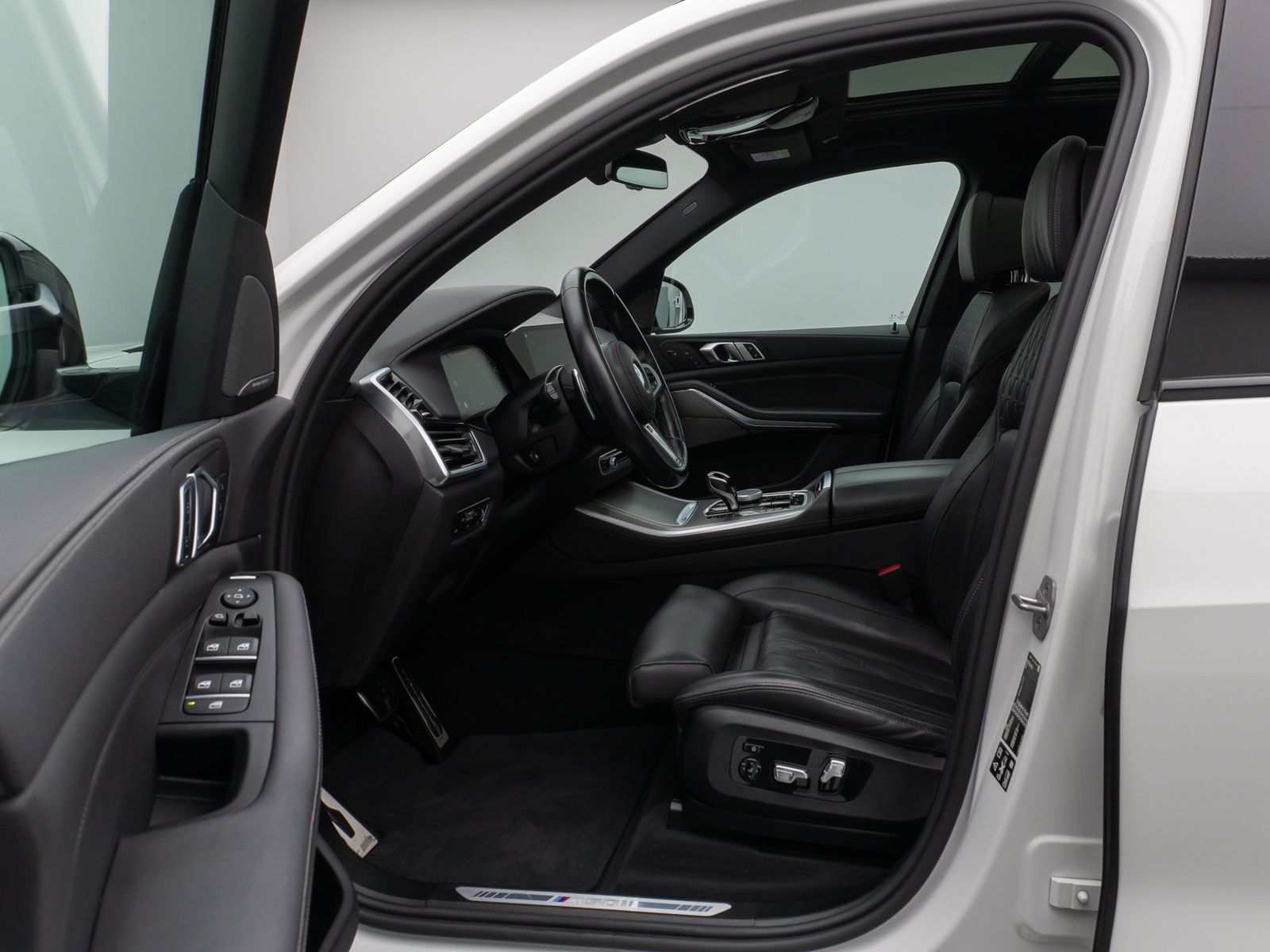 Fahrzeugabbildung BMW X5 M50i Panorama 360° HUD DAB H/K AHK Individual