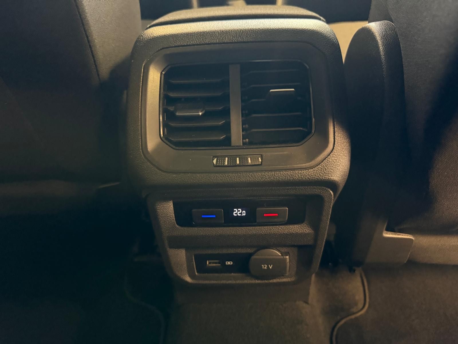 Fahrzeugabbildung Volkswagen Tiguan Allspace IQ.DRIVE/1. Hand / Navi /Digital