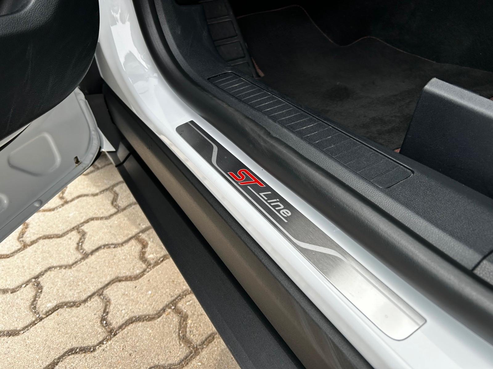 Ford Kuga Hybrid ST-Line X *AWD*PANO*360°*MatrixLED*