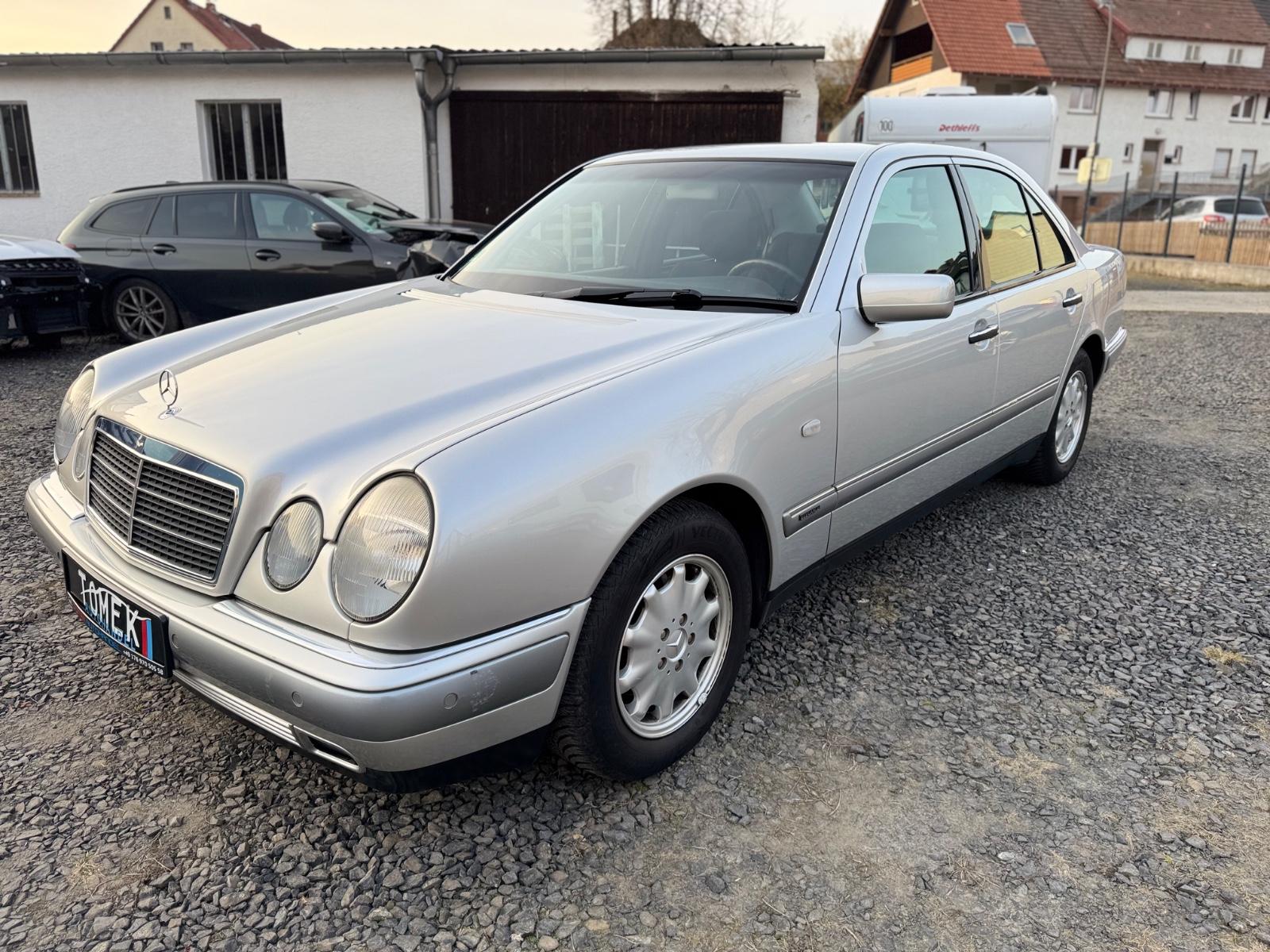 Mercedes-Benz E 240 V6 170PS*ELEGANCE*AUTOMATIK*PDC*TEM*WEBAST