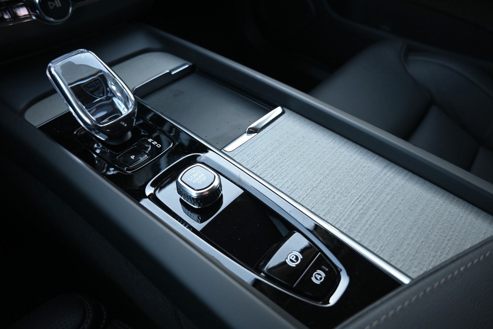 Fahrzeugabbildung Volvo XC60 B5 AWD Plus Dark*H&K*LUFT*360°* ACC*AHK