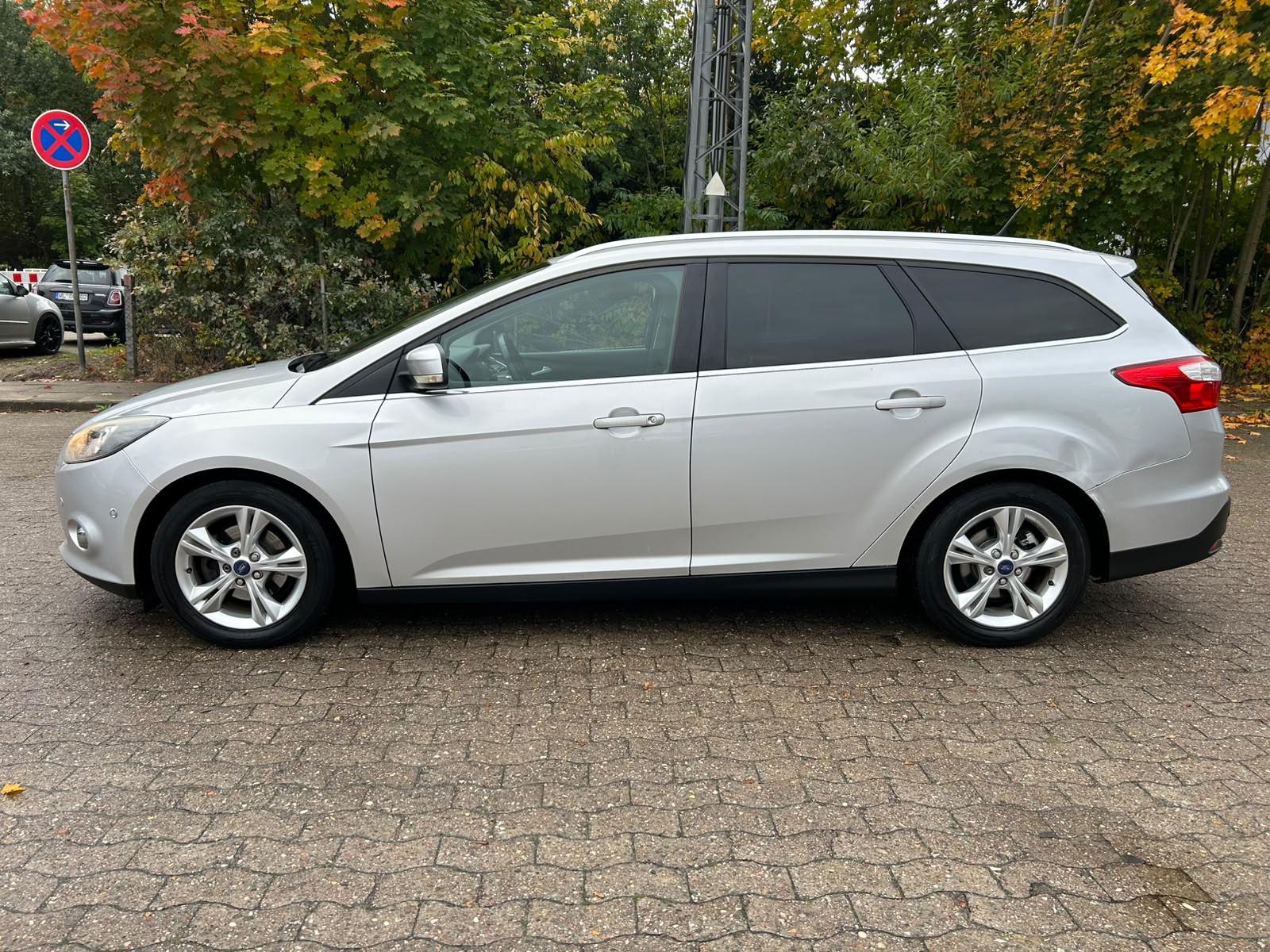Ford Focus 2012 — interior