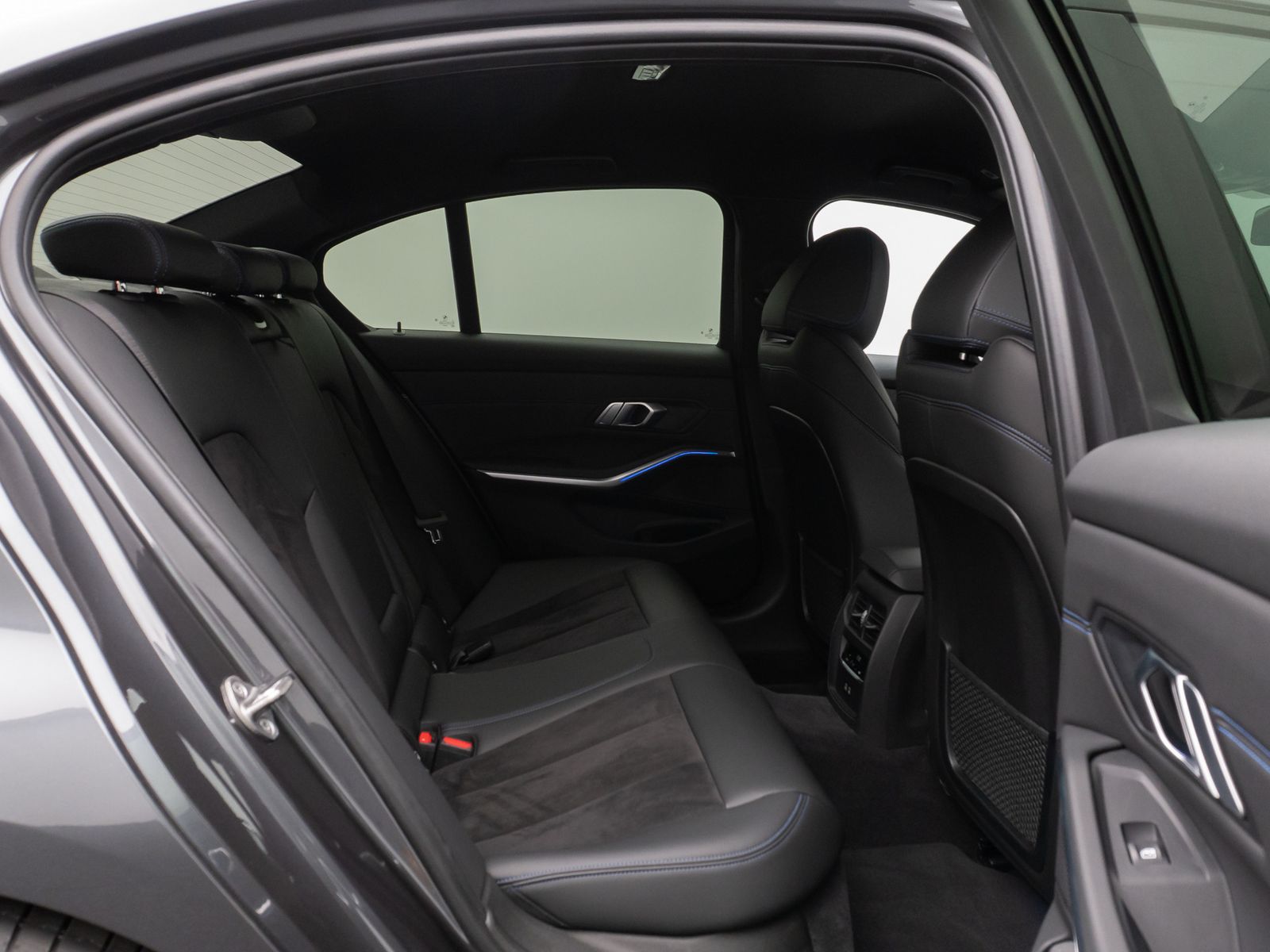 Fahrzeugabbildung BMW 330i xD M Sport Kamera Laser HUD DAB Komfort 19"