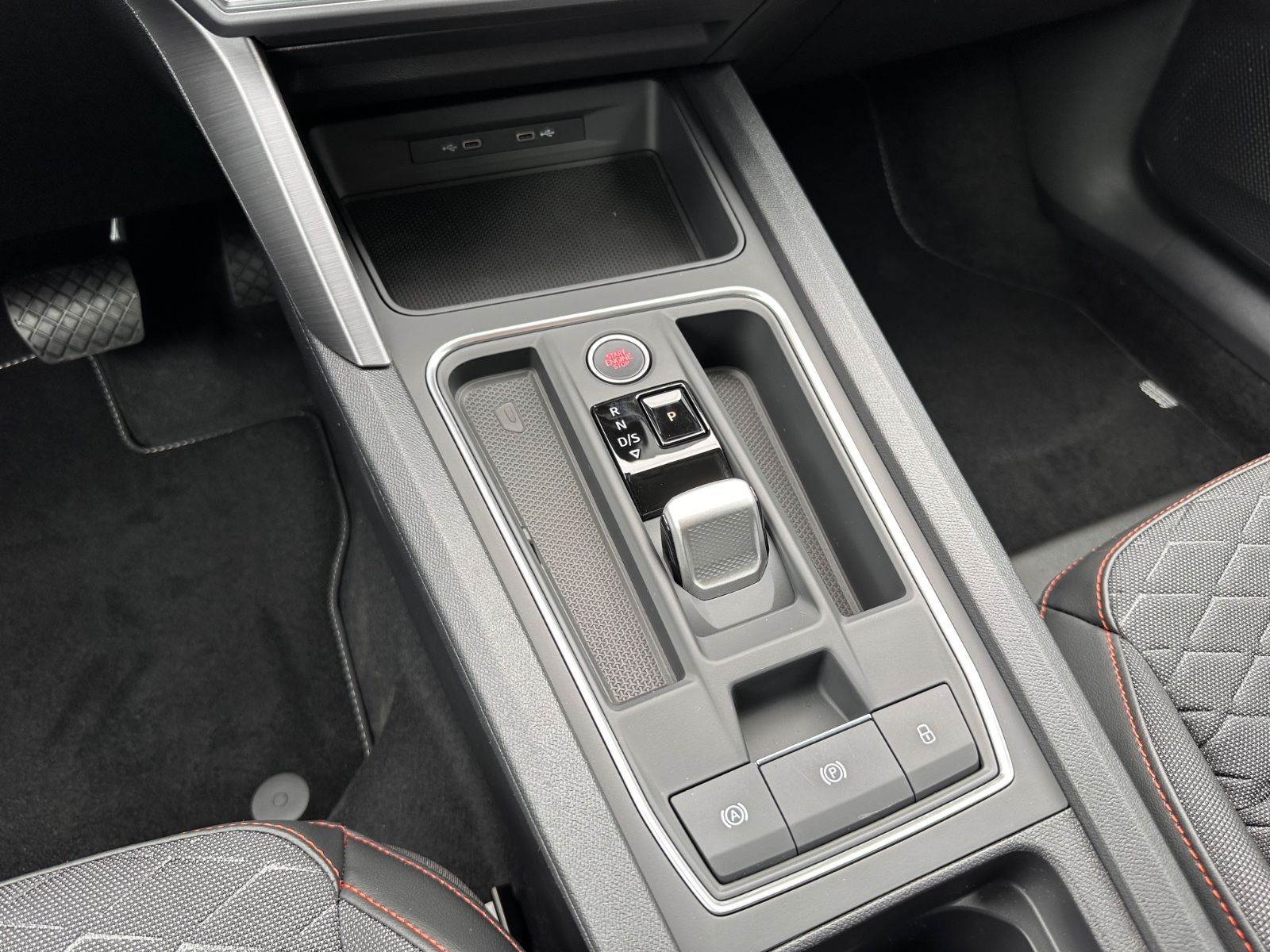 Fahrzeugabbildung SEAT Leon FR 1.5 eTSI LED/PDC/SHZG/RFK/APP