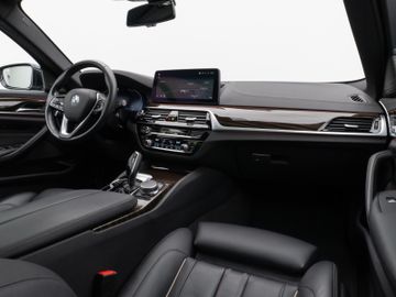 Fahrzeugabbildung BMW 530d xDr Tour Luxury Line ACC H/K Panorama DAB