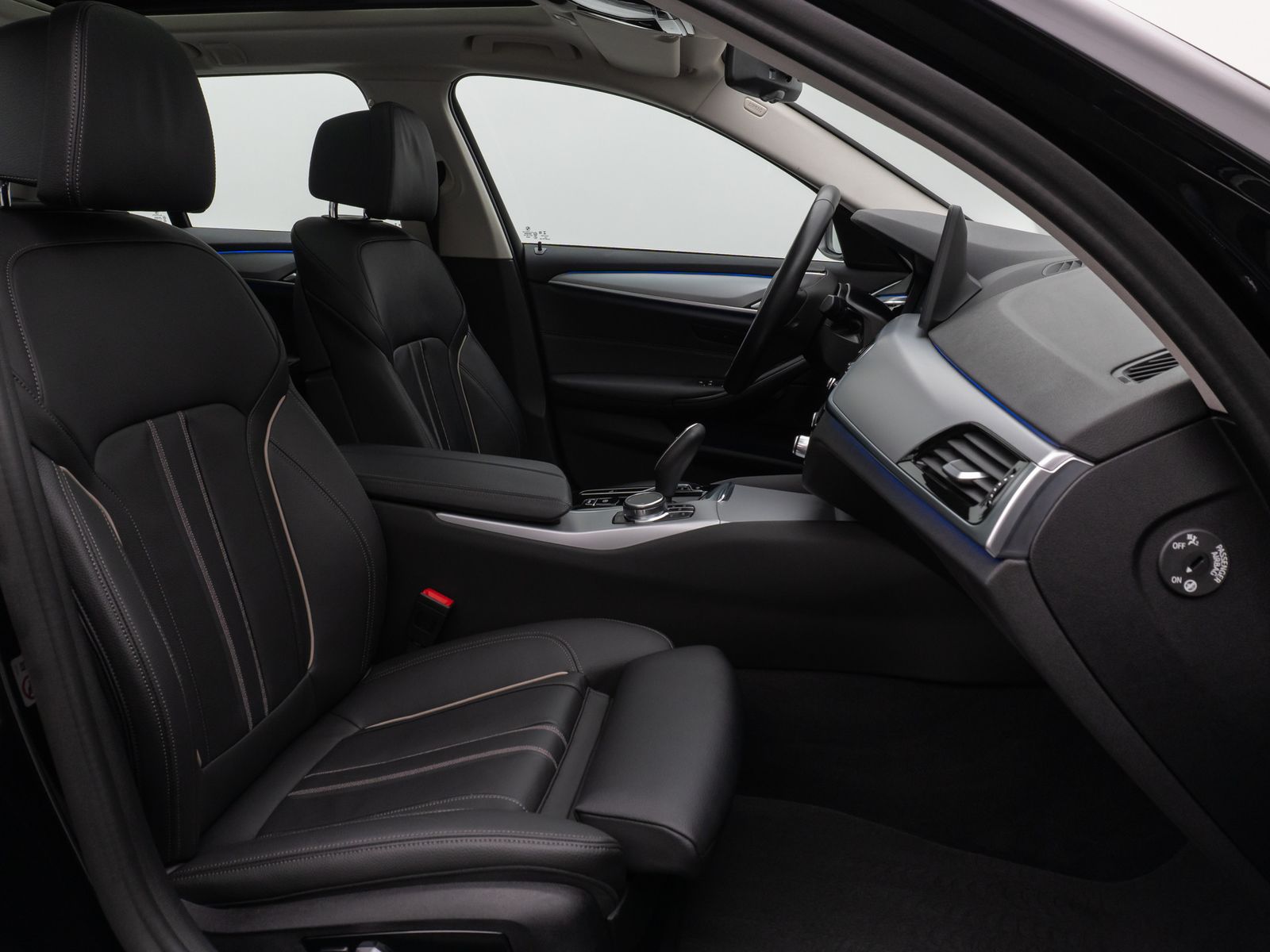 Fahrzeugabbildung BMW 530d Panorama Kamera DAB HiFi DrivAssist Komfort