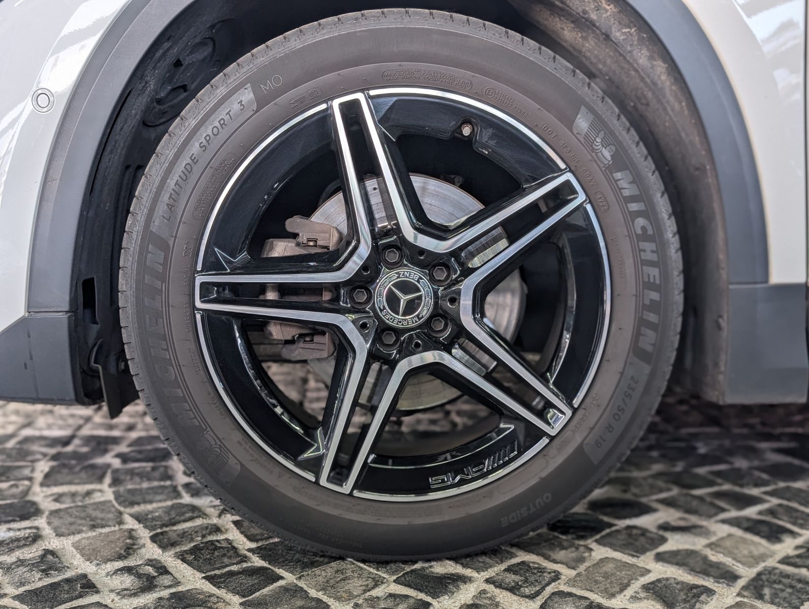 Fahrzeugabbildung Mercedes-Benz GLA 200 d AMG NIGHT PANO ALCANTARA MULTIBEAM 19"