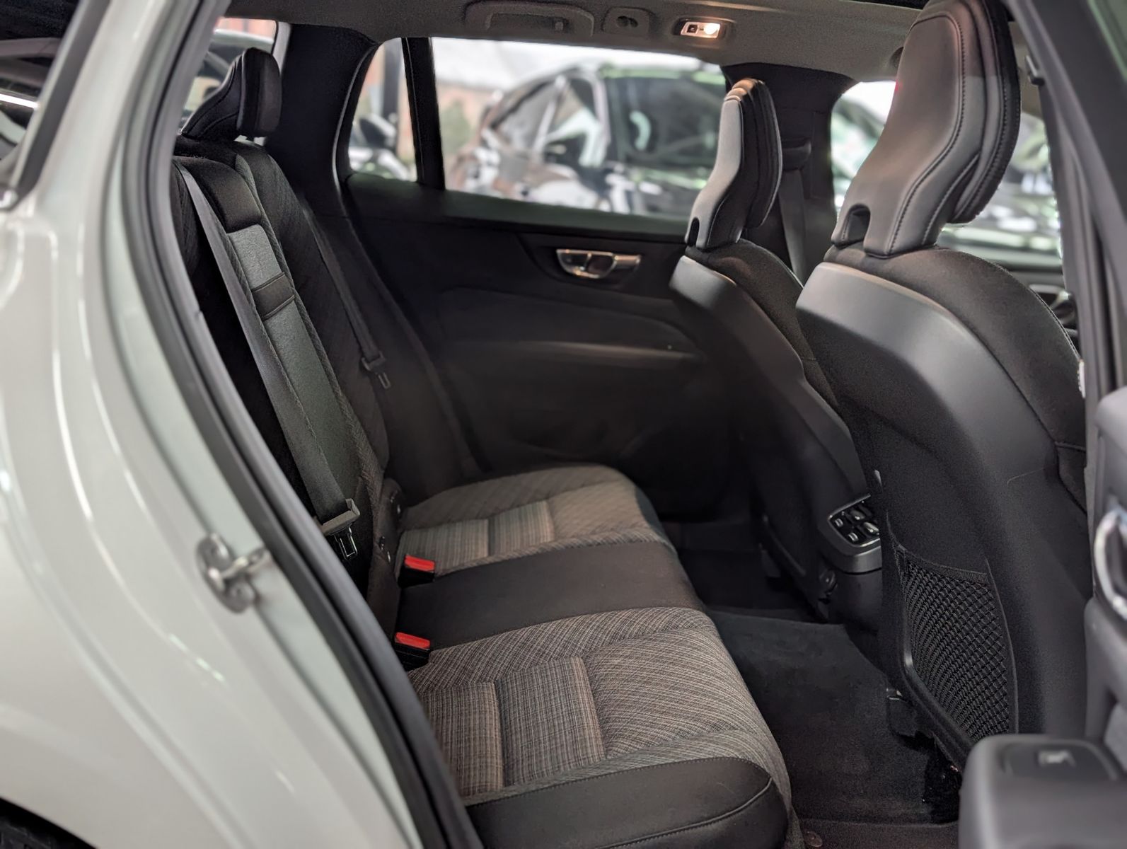 Fahrzeugabbildung Volvo V60 PANO H&K LED APP KAM VIRT 17" AHK-VORB. PERL