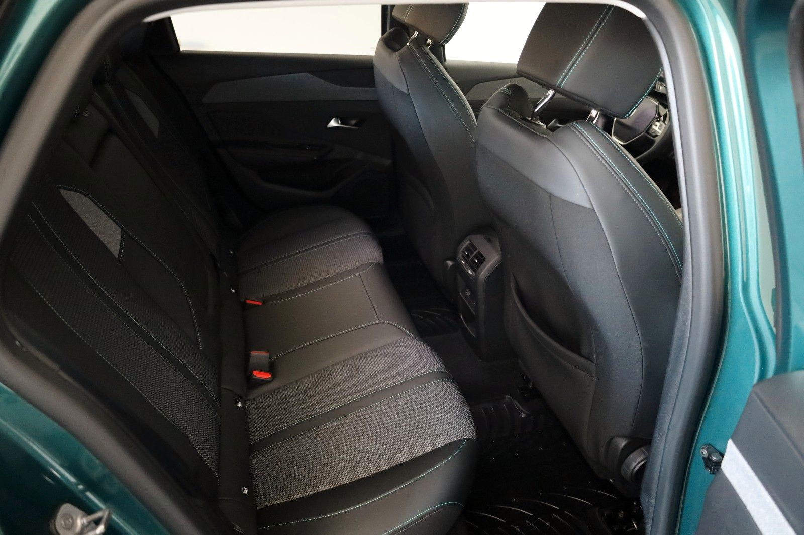 Fahrzeugabbildung Peugeot 308 SW Hybrid 180 Allure T.Leder,Navi,LED,SH,Kam