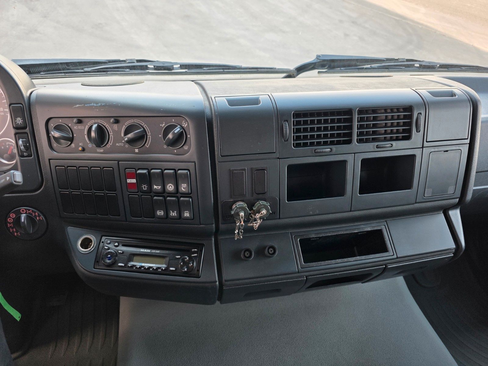 Fahrzeugabbildung MAN TGA 18.360 4x4 BB 3 Sitze Schalter Expedition