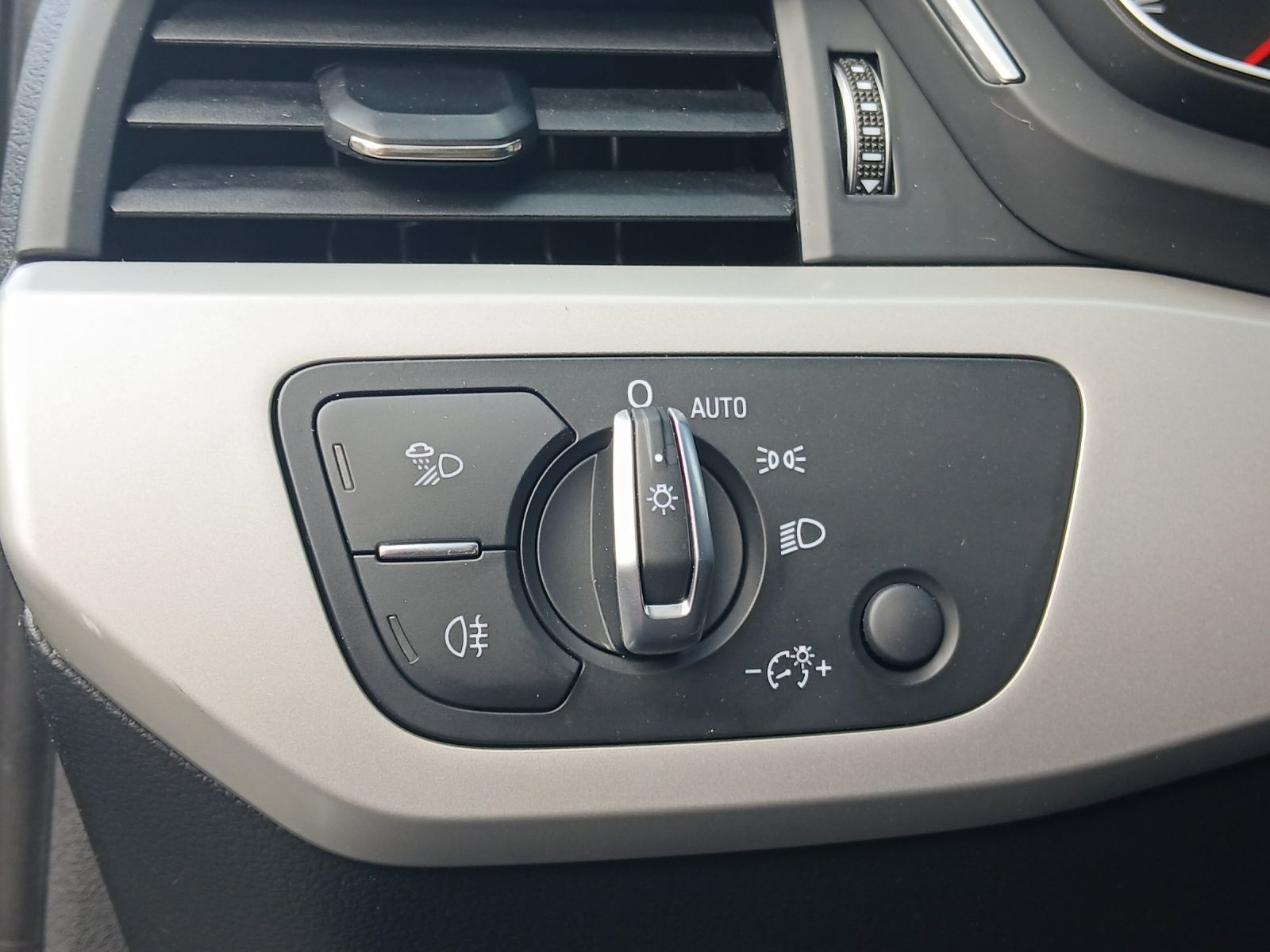 Fahrzeugabbildung Audi A4 Avant 35 TFSI advanced S-tronic LED Navi Lede