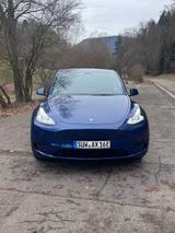 Tesla Model Y mit Anhängerkupplung - blaue Tesla Model Y