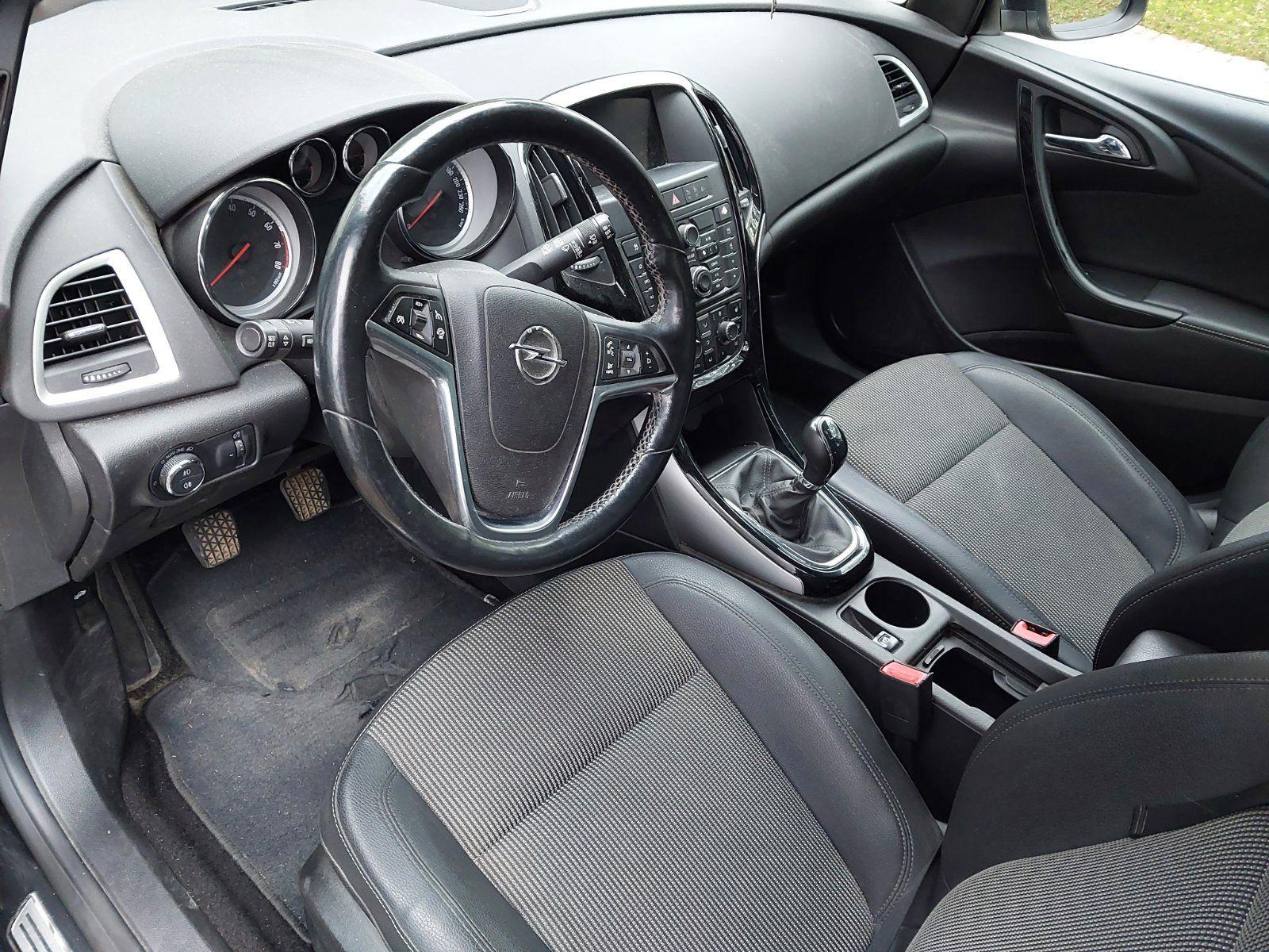 Opel Astra 2015 — вигляд ззаду