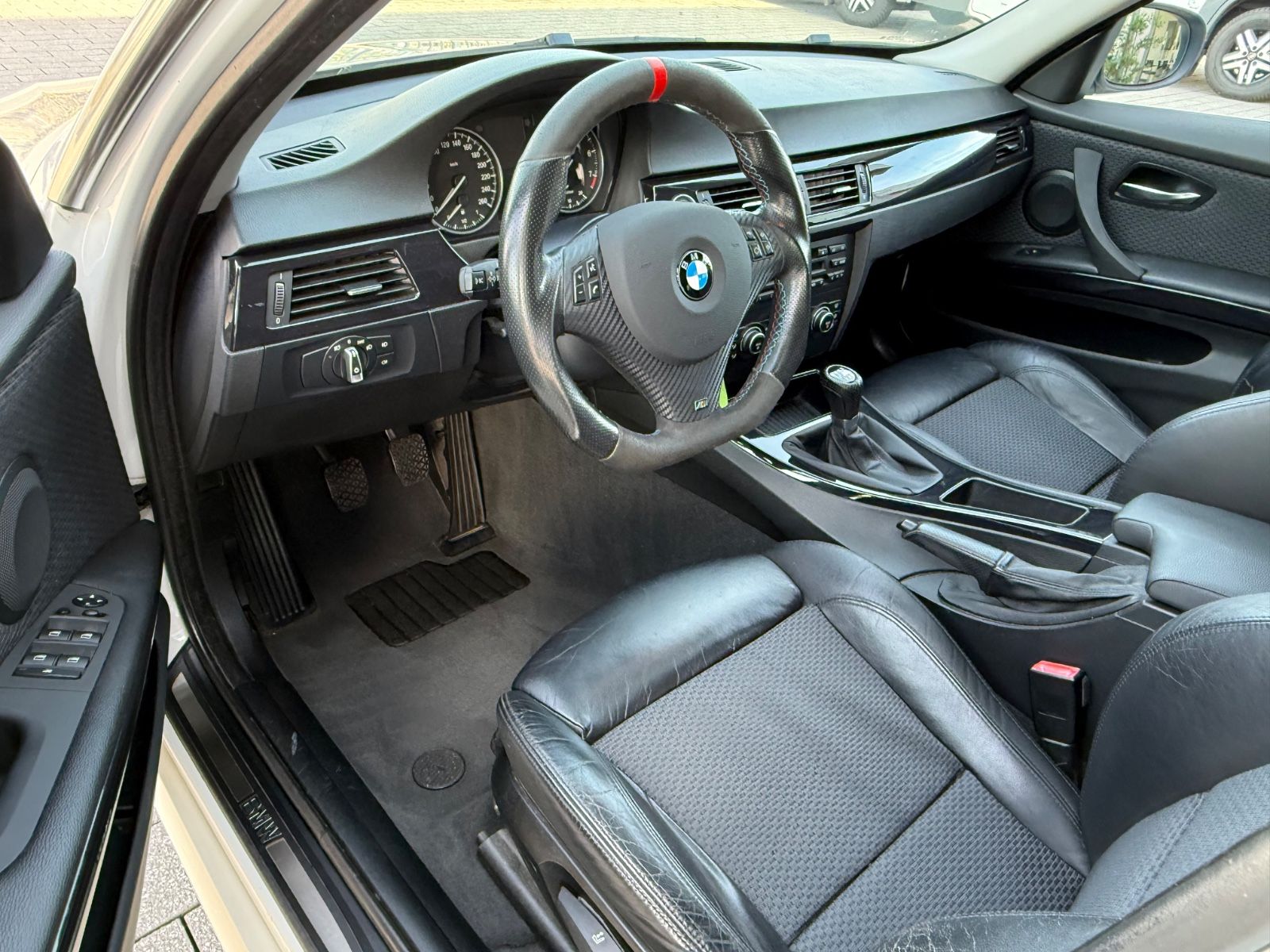 Fahrzeugabbildung BMW 325 i Touring PANO KLIMAAUTO XENON WINTERRÄDER
