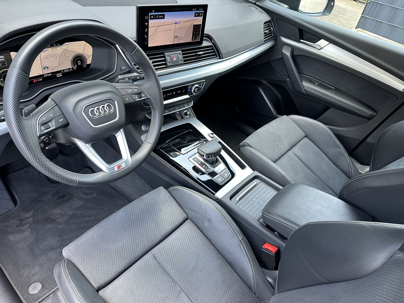 Fahrzeugabbildung Audi Q5 50 TFSIe Qu S-Line Black NAV+MATRIX+AHK+VCOCK