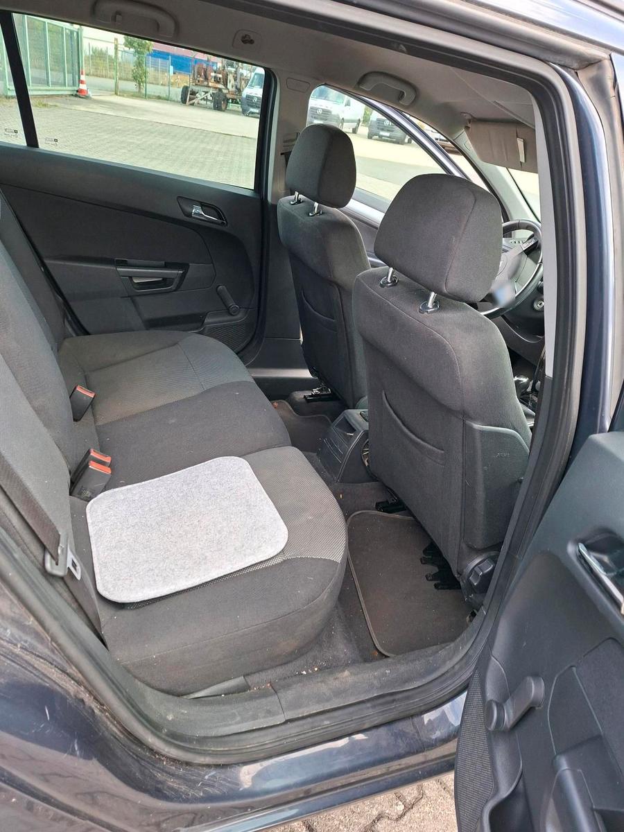 Opel Astra 2010 — photo 5