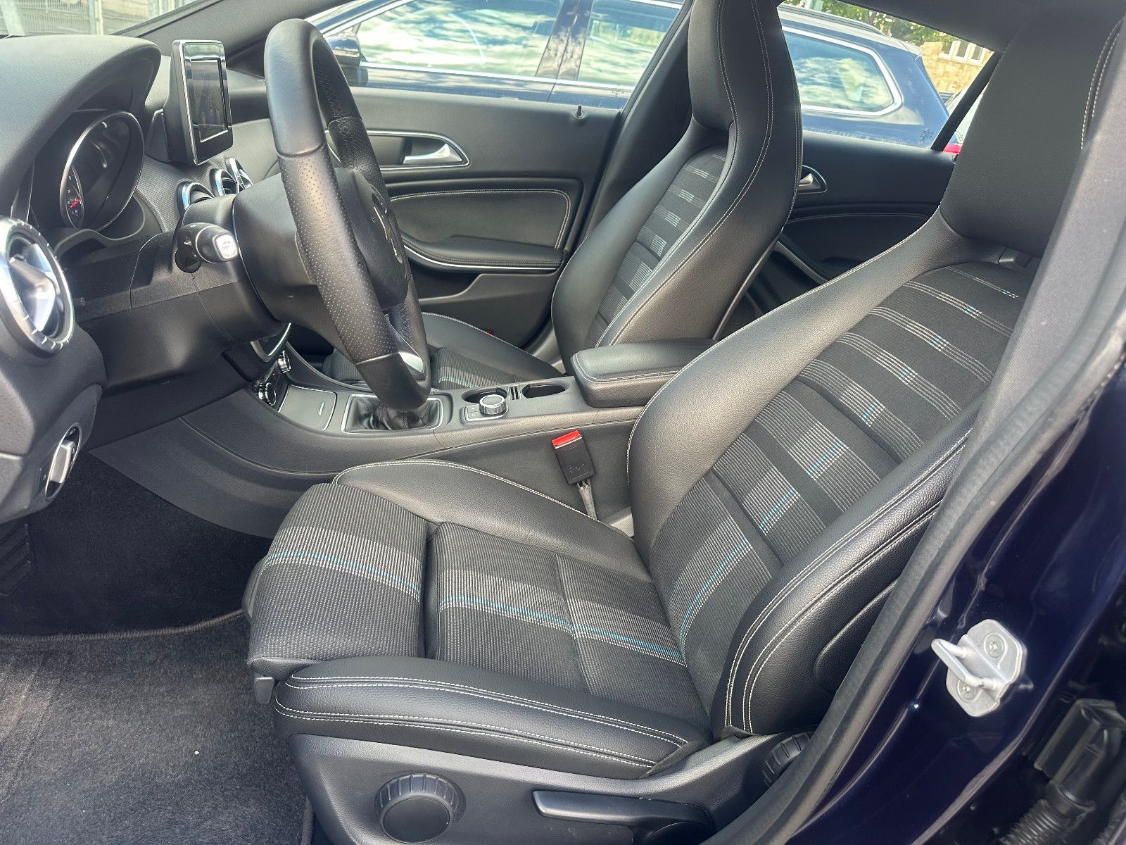 Fahrzeugabbildung Mercedes-Benz CLA 200 d SHOOTING BRAKE*18`LM+SPORT+LED*