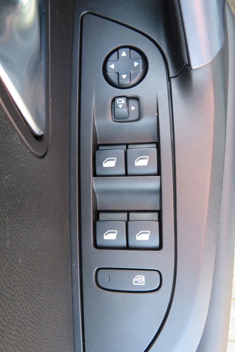 Fahrzeugabbildung Peugeot 2008 e- ALLURE NAVI APP LED SITZH. KAMERA PDC