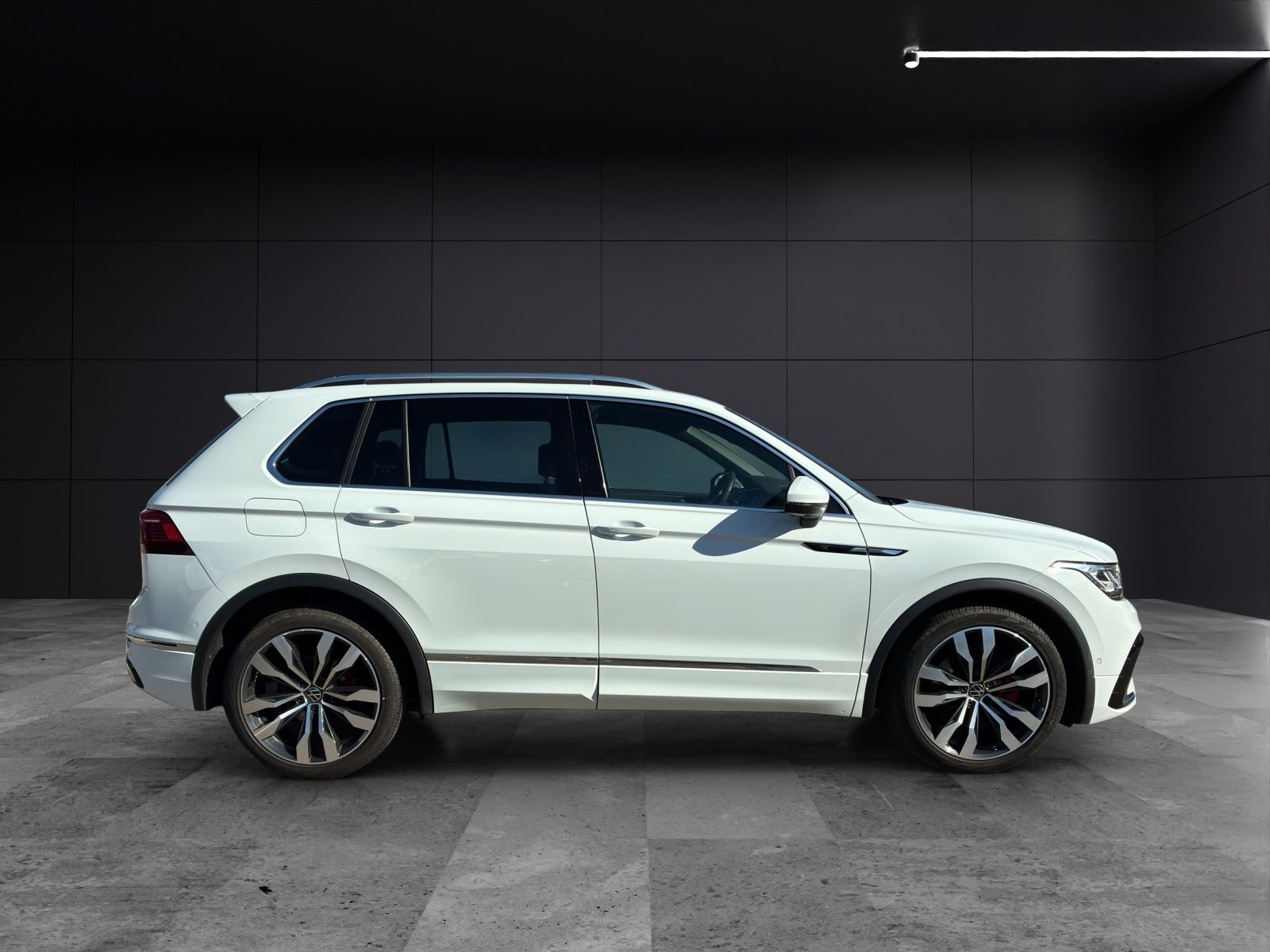 Fahrzeugabbildung Volkswagen Tiguan TDI R-Line DSG 4M Matrix Navi AID ACC RFK