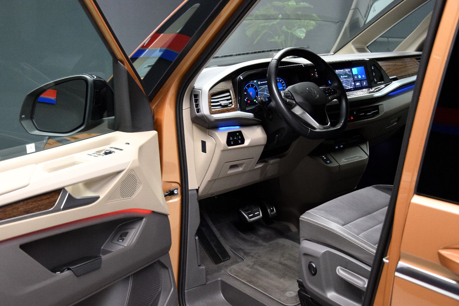 Fahrzeugabbildung Volkswagen T7 Multivan Style 7-Sitze HuD AHK Alcantara LED