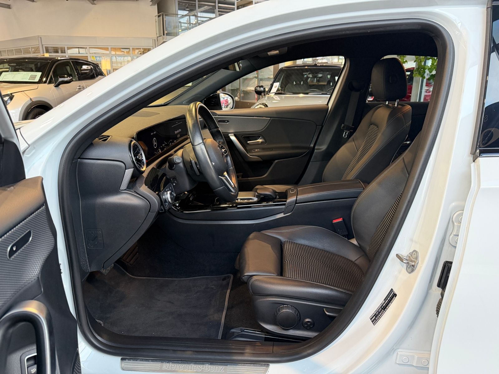 Fahrzeugabbildung Mercedes-Benz A 200 Limousine Progressive NIGHT 360° DIST