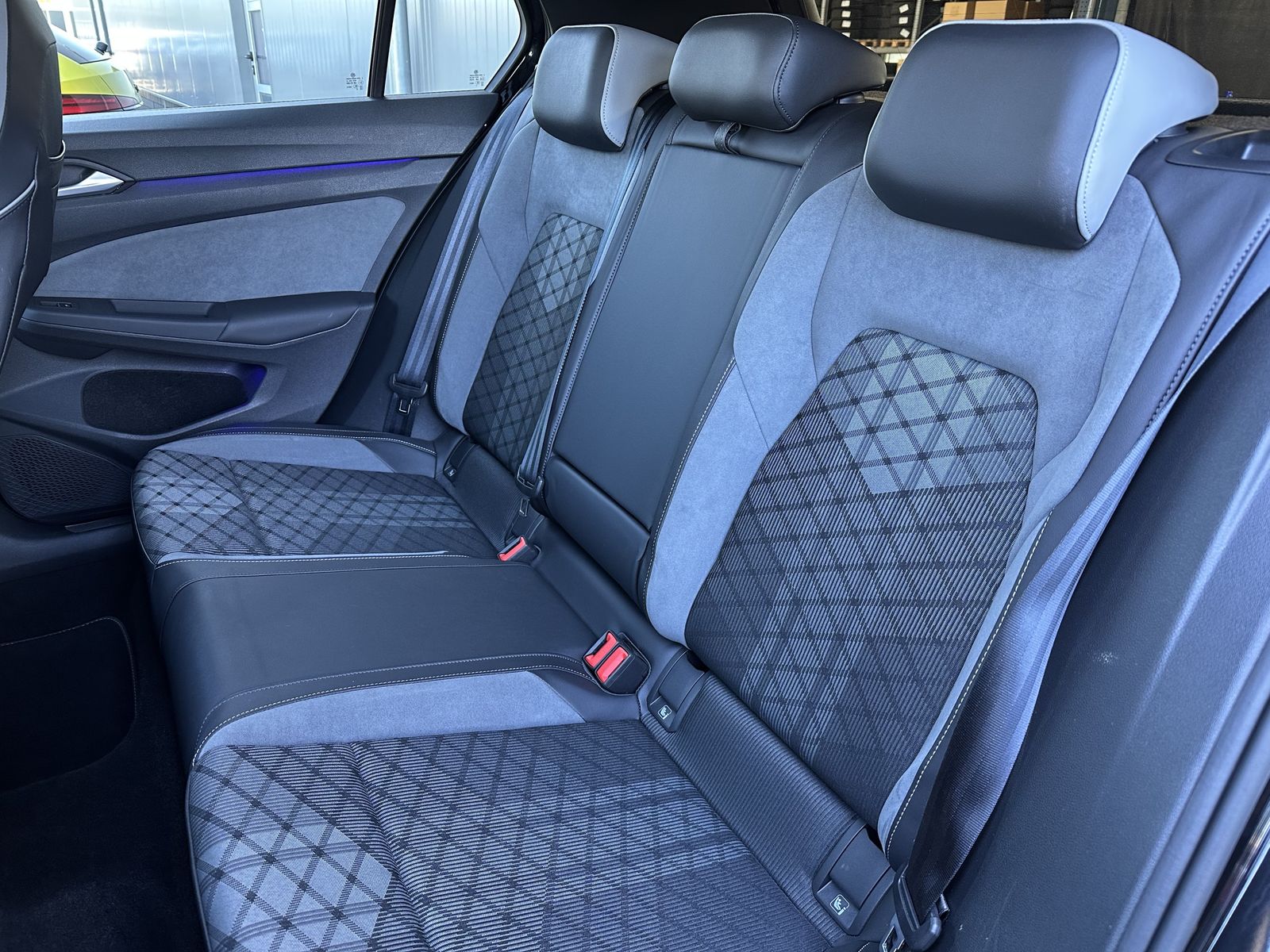 Fahrzeugabbildung Volkswagen Golf VIII 2.0 TSI DSG R-Line NAV+LED+AHK+KAM+ACC