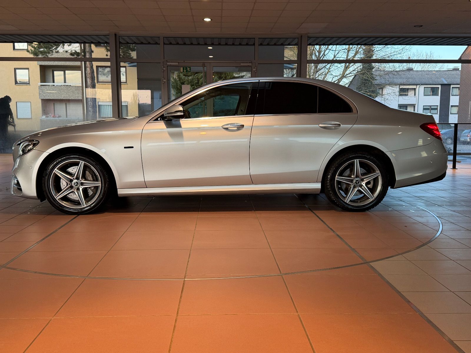 Fahrzeugabbildung Mercedes-Benz E 300 de/AMG/HEAD-UP/VIRTUAL/AMBIENTE/BURMESTER/