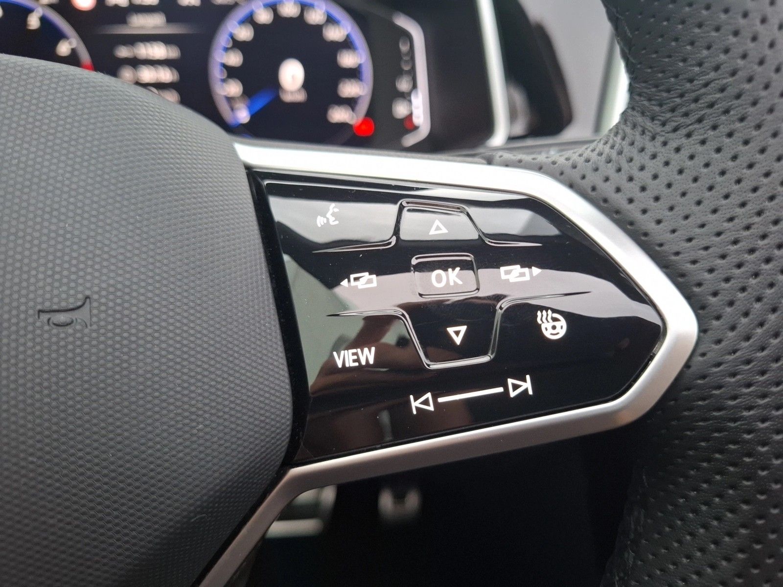 Fahrzeugabbildung Volkswagen T-Roc Cabriolet TSI R-Line DSG LEDplus Navi VC A