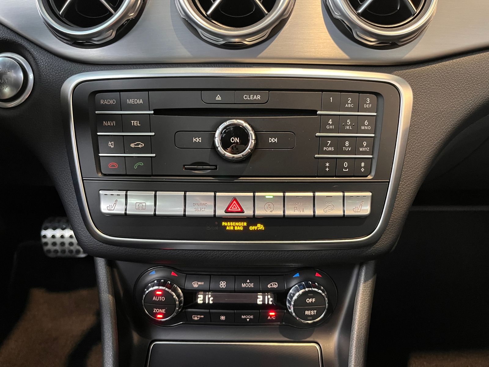 Fahrzeugabbildung Mercedes-Benz GLA 250 4Matic AMG Line AHK PANO RFK 19"