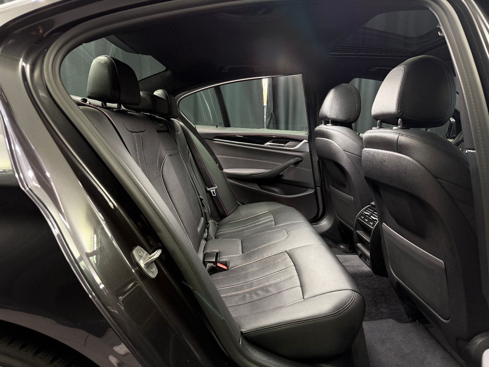 Fahrzeugabbildung BMW BMW 530i Lim xDrive M SPORT|HEAD-UP|360"|NAVI|