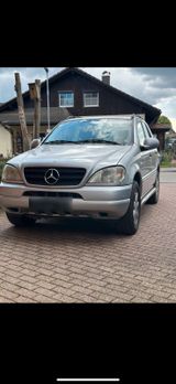 Mercedes-Benz ML 430 - - Mercedes-Benz ML 430 mit Benzin-Antrieb