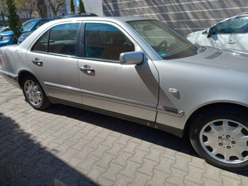 Mercedes E 240 - 6