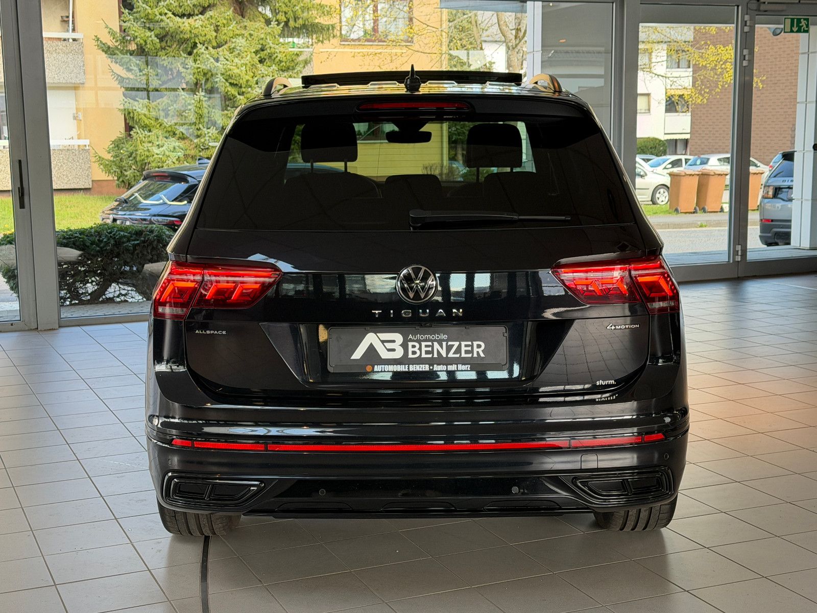 Fahrzeugabbildung Volkswagen Tiguan Allspace R-Line /PANO/HUD/HARMAN-KARDON/