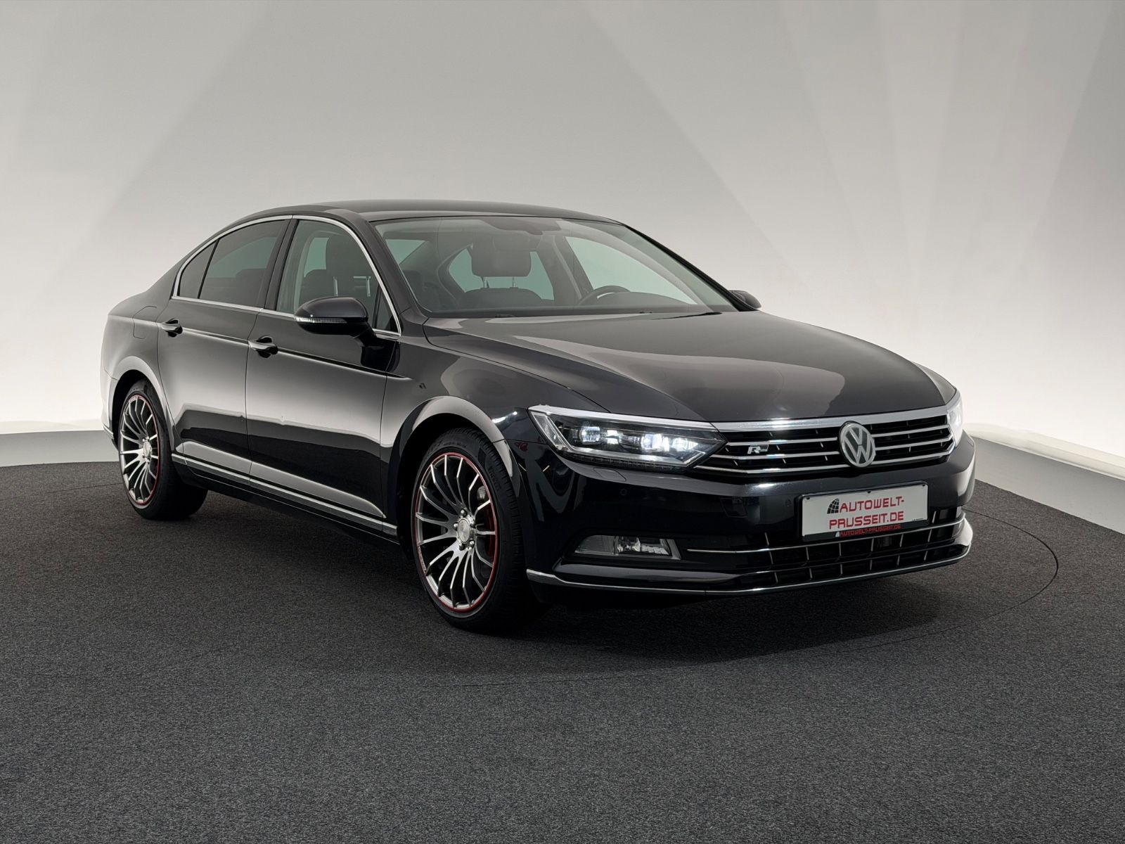 Gebrauchtwagen Volkswagen Passat Passat 2.0 TDI*HIGHLINE*R LINE-LED-AHK-R.KAM-ACC in Fulda
