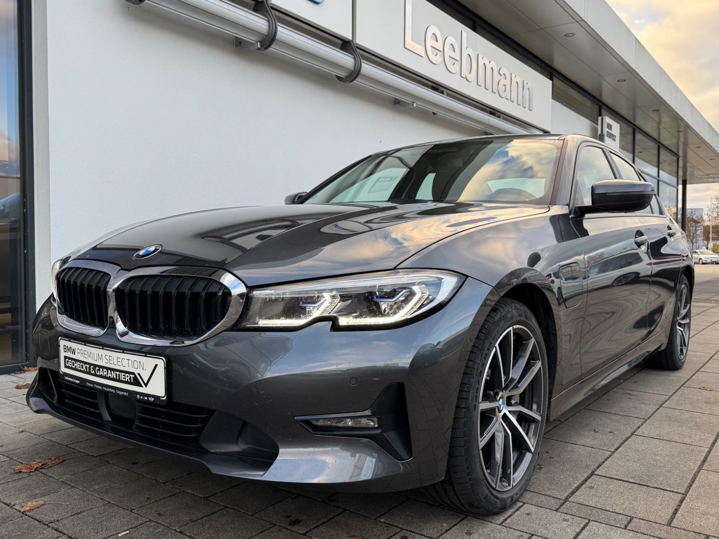 Fahrzeugabbildung BMW 330e Lim. Adv. DA-PRO/HUD/LASER 2 JAHRE GARANTIE