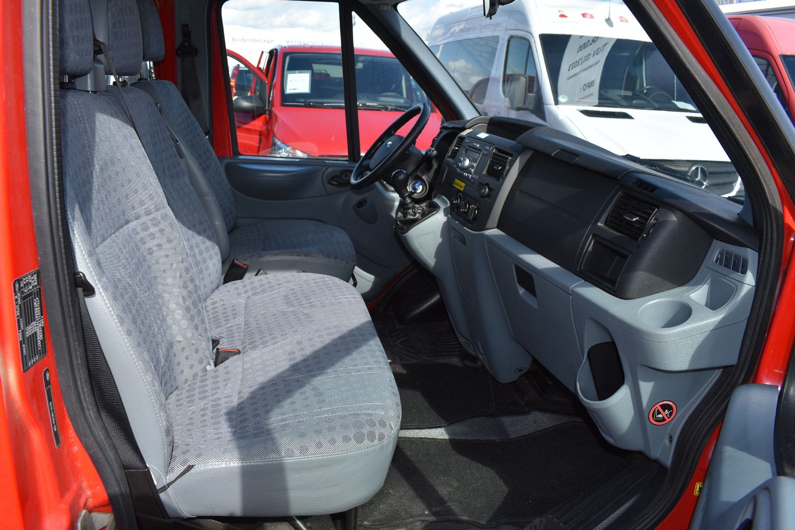 Fahrzeugabbildung Ford Transit Kombi FT 300 L Behindertengerecht #1399