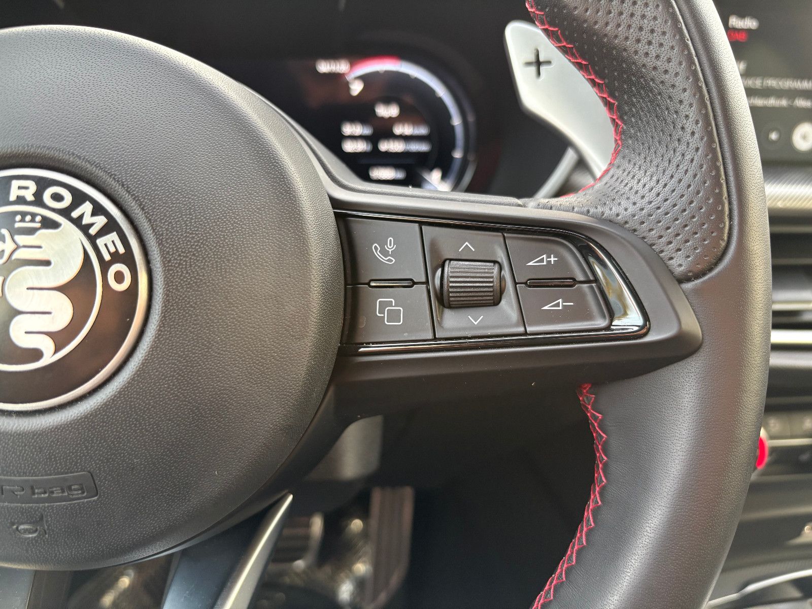 Fahrzeugabbildung Alfa Romeo Stelvio Competizione Q4/HARMAN/KARDON/KAMEERA