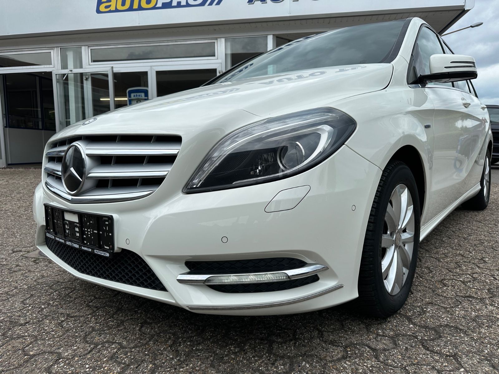 Fahrzeugabbildung Mercedes-Benz B 180 AHK/BiXenon/Pano/Navi/SHZG/GJR