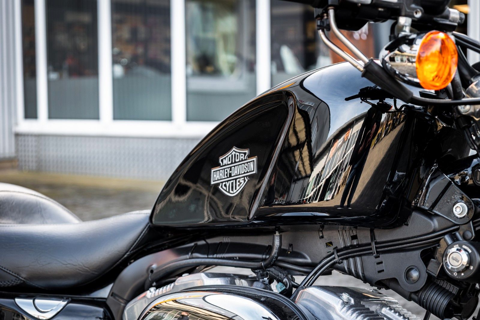 Fahrzeugabbildung Harley-Davidson XL883L SUPERLOW SPORTSTER - VIVID BLACK