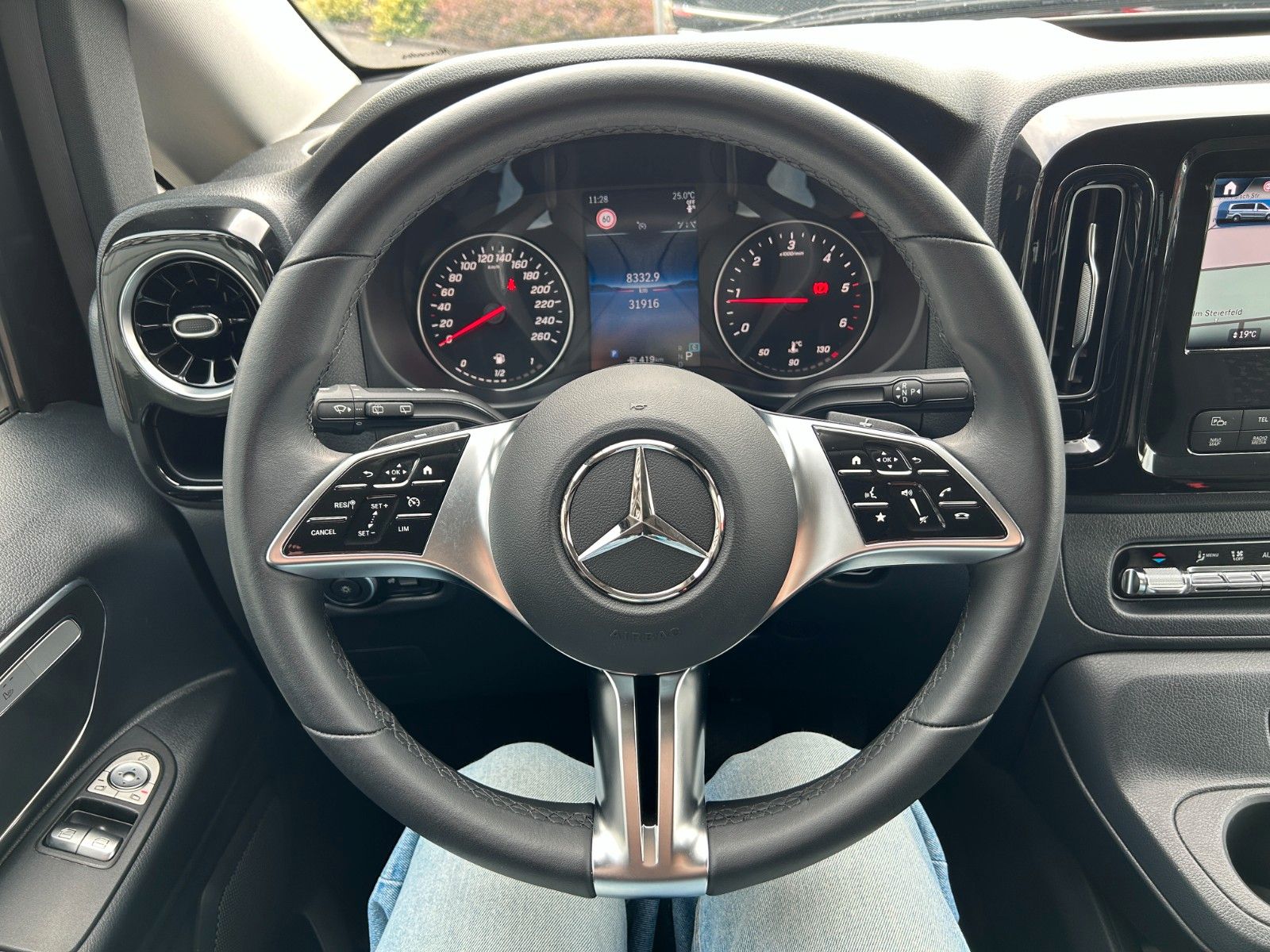 Fahrzeugabbildung Mercedes-Benz Vito 116 CDI 9G Tourer Select MULTIBEAM AHK2,5